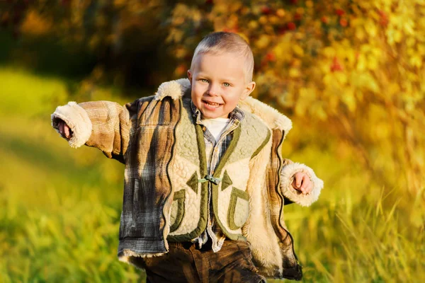 Feliz alegre sorrindo menino loiro na fazenda — Fotografia de Stock