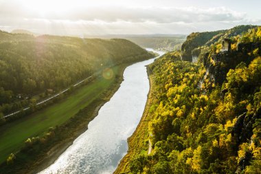 Bastei köprüsü ve Sandstone dağlarından Elbe nehrinin resimli sonbahar günbatımı manzarası, Almanya, Dresden yakınlarındaki Sakson İsviçre Ulusal Parkı
