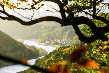 Stadt Wehlen kasabası ve Elbe nehrinin Bastei köprüsü ve Kum Taşı dağlarından, Almanya 'nın Dresden yakınlarındaki Sakson İsviçre Ulusal Parkı manzarası.