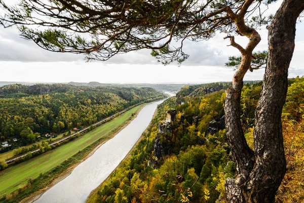 Bastei köprüsü ve Sandstone dağlarından Elbe nehrinin resimli sonbahar günbatımı manzarası, Almanya, Dresden yakınlarındaki Sakson İsviçre Ulusal Parkı