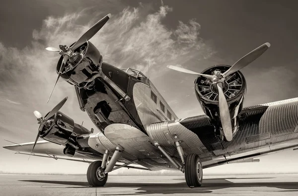 Történelmi Légi Jármű Kifutópályán — Stock Fotó