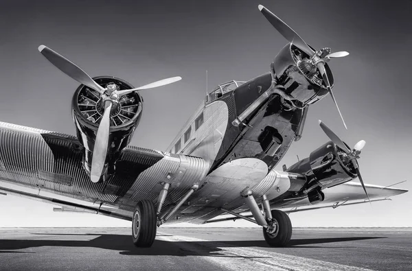 Історичний Літак Злітному Смузі — стокове фото