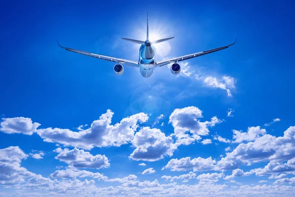 Samolot Pasażerski Przeciw Błękitne Niebo — Zdjęcie stockowe