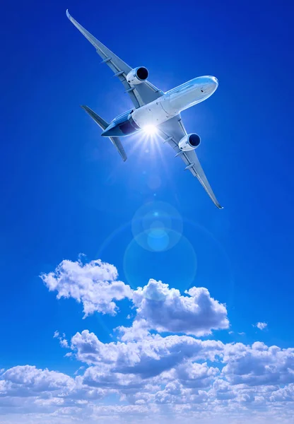 澄んだ青い空を背景の航空機 — ストック写真