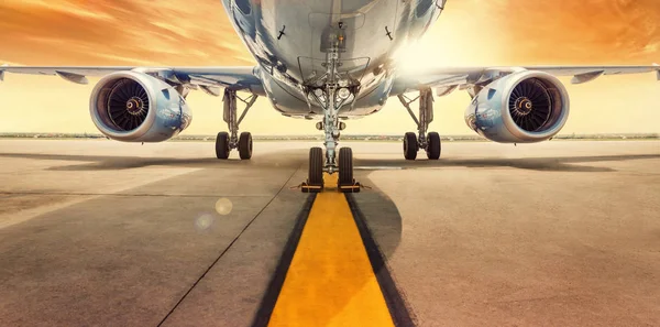 Avión Moderno Contra Atardecer —  Fotos de Stock