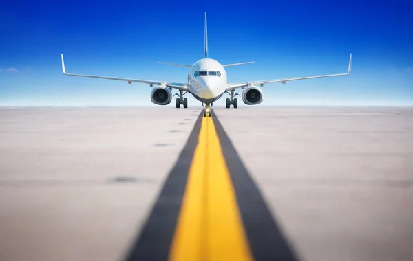 Aviones Modernos Una Pista Aterrizaje — Foto de Stock