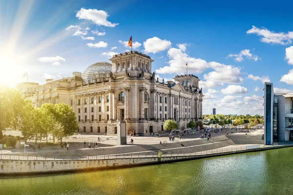 Hükümetin Bölge Berlin Gün Batımında — Stok fotoğraf