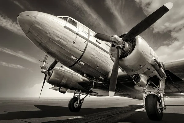 Avion Historique Sur Une Piste — Photo