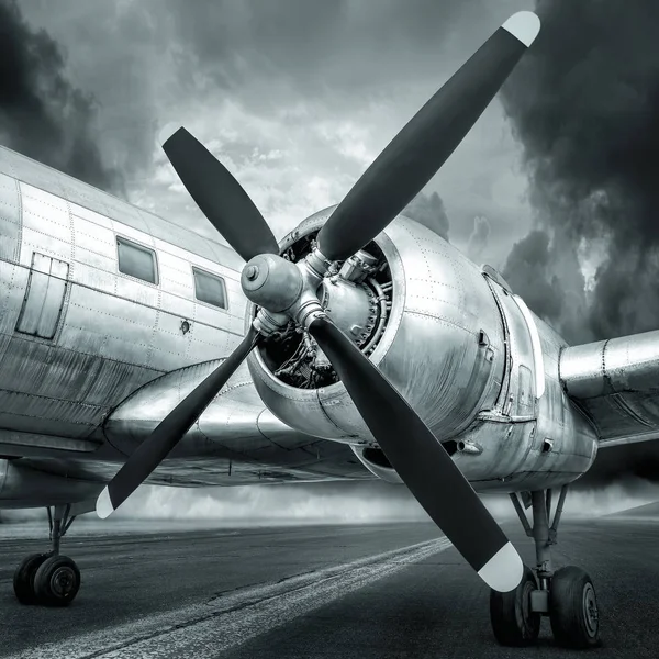 Avion Historique Sur Une Piste Contre Ciel Dramatique — Photo