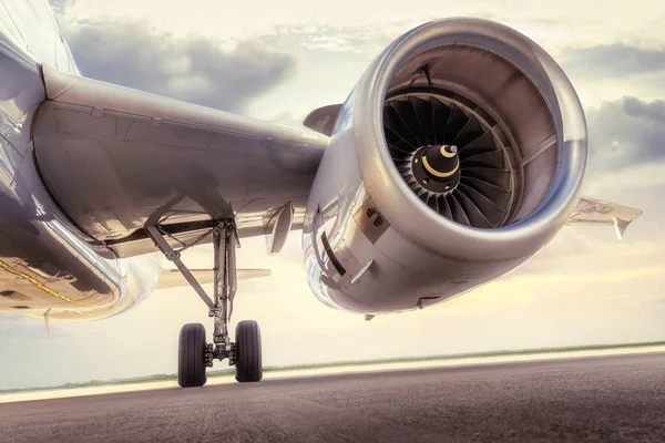 Aviones Modernos Una Pista Aterrizaje —  Fotos de Stock