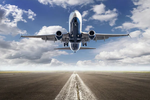 Decolagem Avião Moderno Contra Céu Nublado — Fotografia de Stock