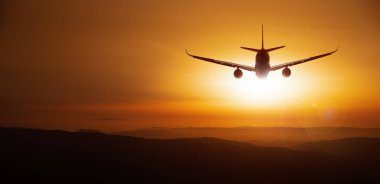 bir gün batımı karşı modern uçak