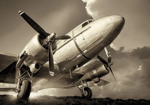 Historické Letadlo Proti Zatažené Obloze — Stock fotografie