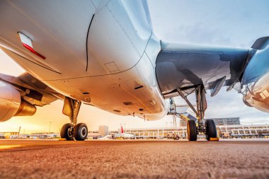 uçak Servisi Havaalanı'nda alır.