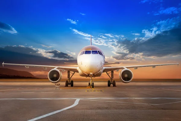 Modernes Flugzeug Auf Einem Flugplatz Gegen Den Sonnenuntergang — Stockfoto