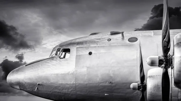 Historycznych Samolotów Przed Dramatycznym Nieba — Zdjęcie stockowe