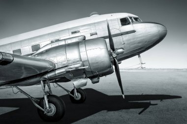 bir airfiled üzerinde tarihi uçak