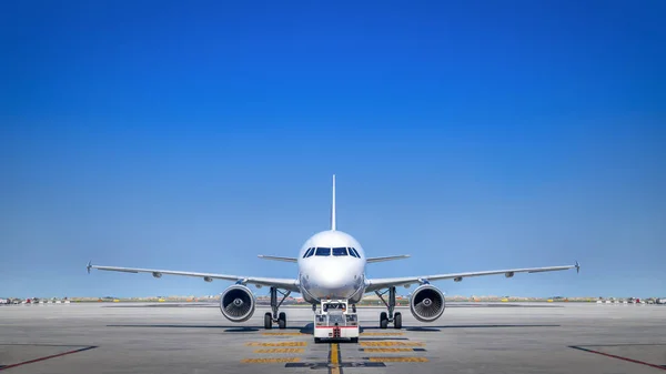 Passagierflugzeug Bekommt Service Für Den Start — Stockfoto