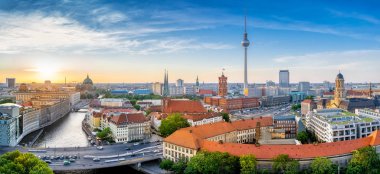 gün batımı sırasında Berlin şehir merkezinde panoramik görünümü