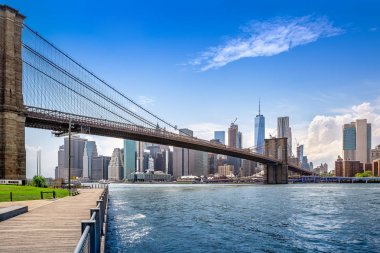 güneşli bir günde brooklyn köprüsü ve aşağı manhattan