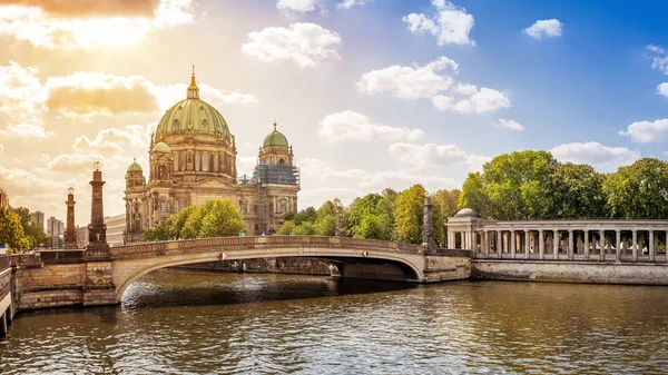 著名的柏林大教堂 而日落 — 图库照片