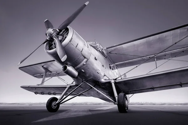 滑走路の歴史的航空機 — ストック写真