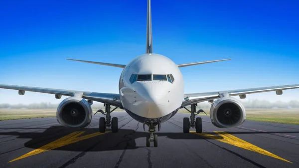 Modernes Verkehrsflugzeug Auf Startbahn Startklar — Stockfoto