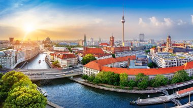 gün batımı sırasında merkezi Berlin'de panoramik görünümü