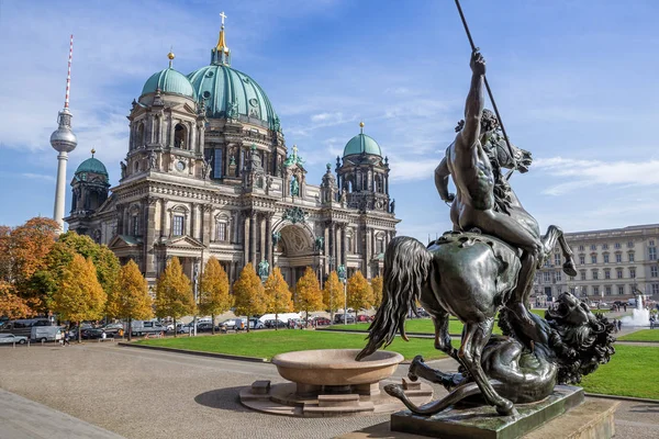 Famosa Cattedrale Berlino Contro Cielo Blu — Foto Stock