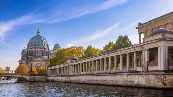 Famosa Catedral Berlín Bajo Cielo Azul — Foto de Stock
