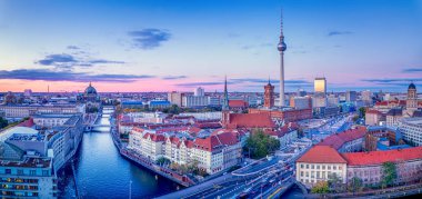 gün batımı sırasında merkezi Berlin'de panoramik görünümü