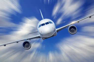 Gökyüzünde yüksek hızı olan modern bir uçak.