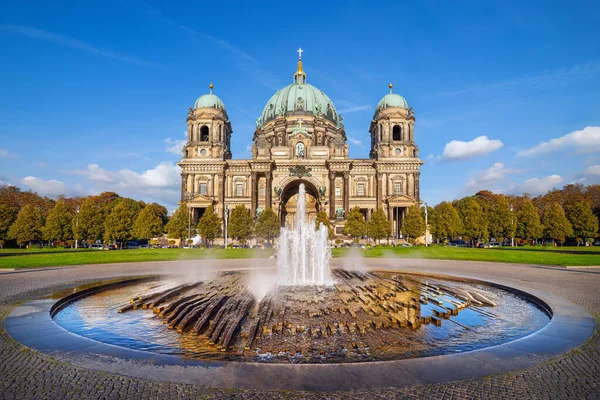 Famosa Cattedrale Berlino Sotto Cielo Blu — Foto Stock