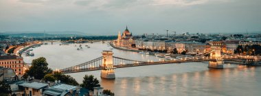 Tuna balığının günbatımından sonra Budapeşte 'den panoramik görüntüsü