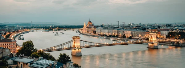 Tuna balığının günbatımından sonra Budapeşte 'den panoramik görüntüsü