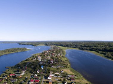 Yeşil orman ile yaz gününde göl kıyısında ve özel evler de havadan görünümü