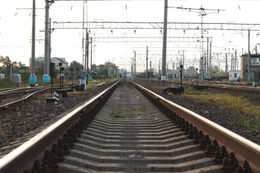 Yaz gününde gün batımında tren rayları