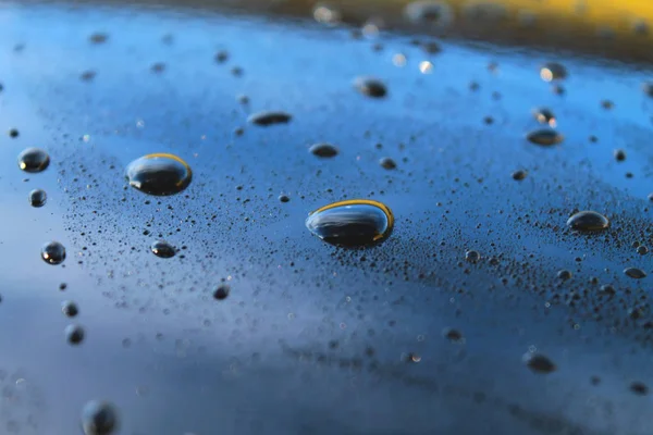 Zamknij widok na lakier samochodowy polerowane z kropli wody — Zdjęcie stockowe