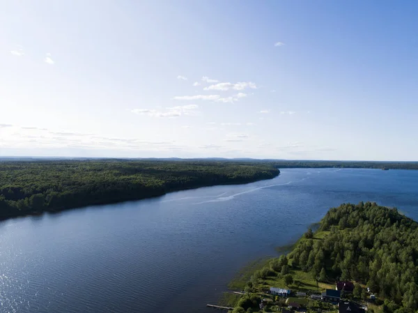 Vista aérea na costa do lago no dia de verão com floresta verde — Fotografia de Stock