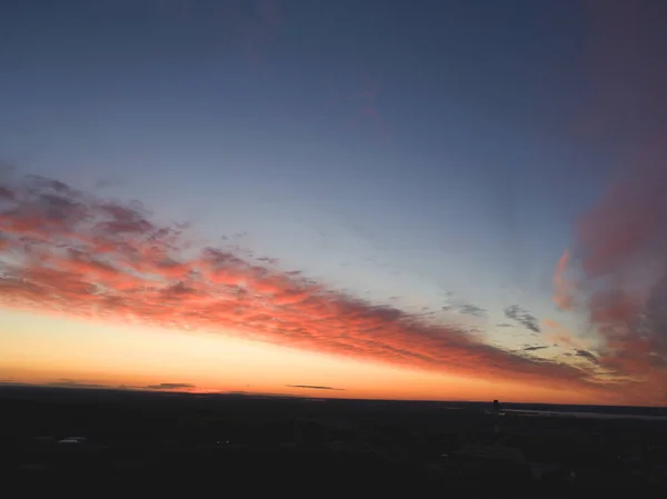 Nachtansicht am roten Himmel mit Wolken — Stockfoto