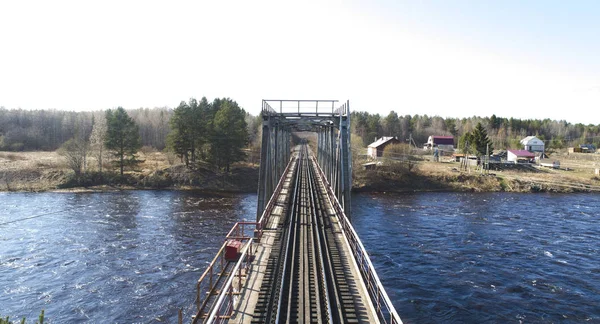 Luchtfoto op de spoorbrug over de rivier in landelijke plaats in het voorjaar — Stockfoto