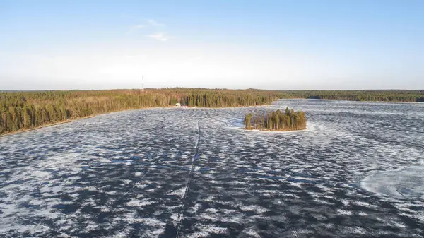 Vista aérea no rio com gelo derretendo, tempo de primavera ensolarado com neve . — Fotografia de Stock