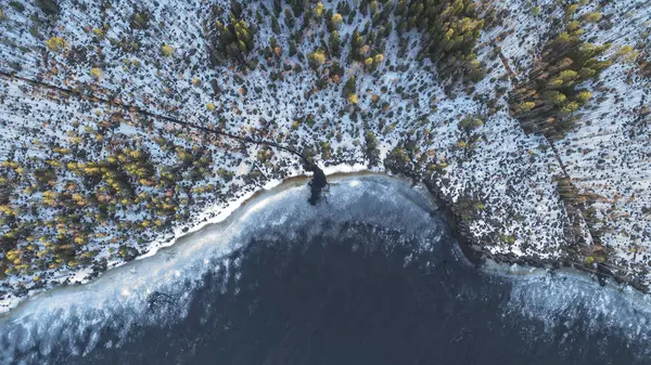 Vista aérea no rio com gelo derretendo, tempo de primavera ensolarado com neve . — Fotografia de Stock
