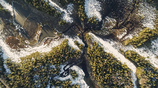Vista aérea na natureza selvagem floresta rural com lago e neve derretendo na primavera — Fotografia de Stock