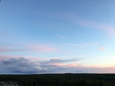 Yaz aylarında Kuzey topraklarında gün batımı sırasında güzel manzara