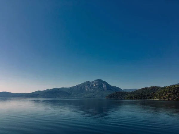 Frühmorgendliche Landschaft mit See und Bergen, ruhig und ruhig, pastellfarben — Stockfoto