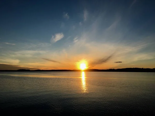 Dunkler Sonnenuntergang am See im Sommer — Stockfoto