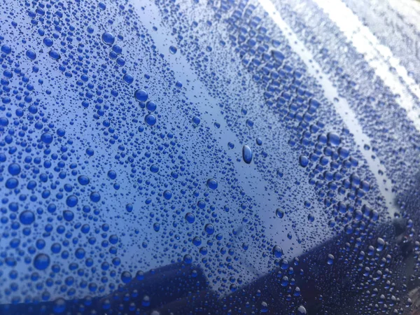 Vista da vicino sulla vernice auto lucidata con gocce d'acqua perline — Foto Stock