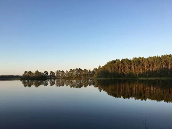 Reflexões perfeitas sobre o lago na noite de verão com cores quentes — Fotografia de Stock