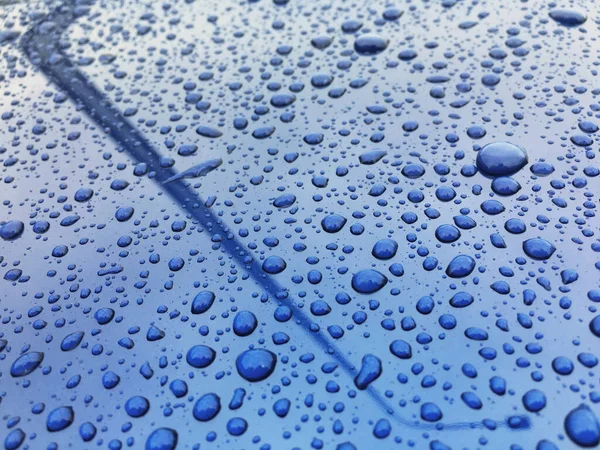 Gotas de água na pintura de carro azul. Polimento e detalhamento de carros — Fotografia de Stock